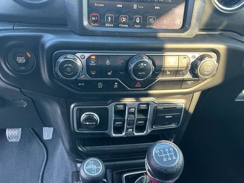 Used 2018 Jeep Wrangler Unlimited Sahara image 19