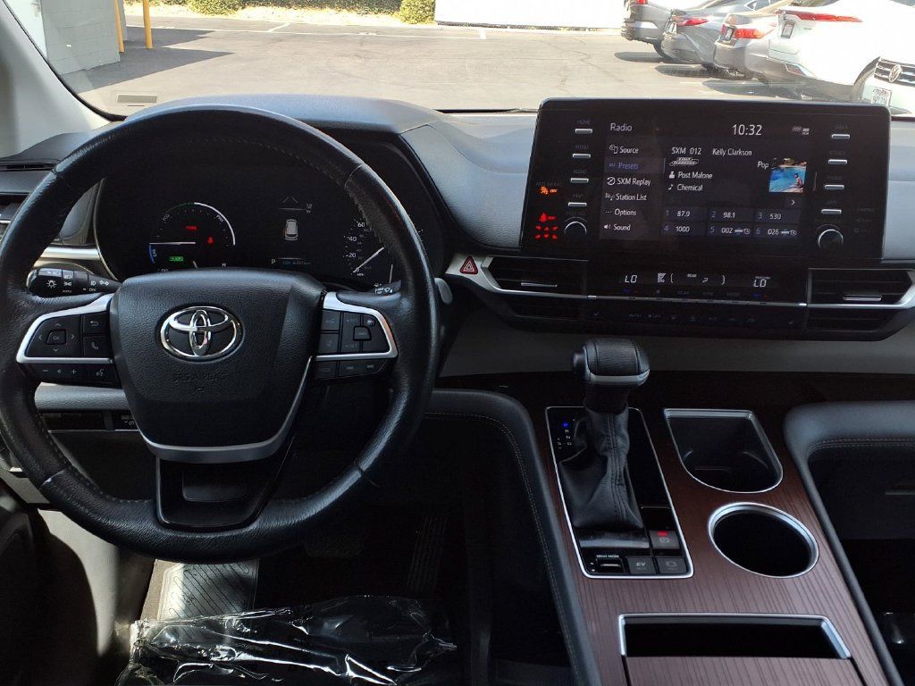Certified 2024 Toyota Sienna XLE FWD image 31