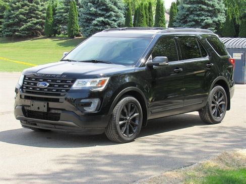 Used 2017 Ford Explorer XLT w/ XLT Technology Feature Bundle AWD/4WD image 3