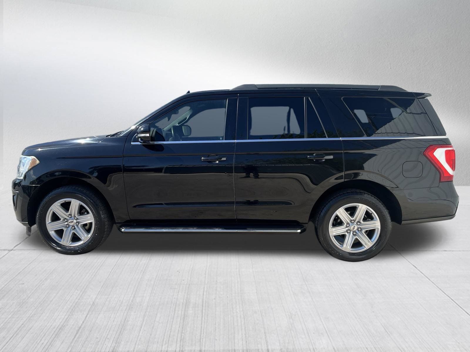Used 2018 Ford Expedition XLT w/ Equipment Group 202A RWD image 4