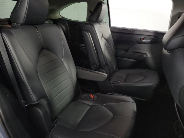 Used 2021 Toyota Highlander XLE FWD image 17