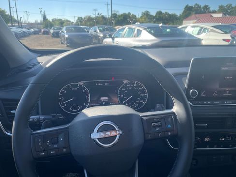 Used 2025 Nissan Rogue SV image 36