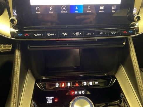 Used 2023 Jeep Wagoneer Series II AWD/4WD image 13