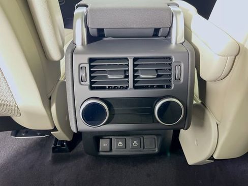 Used 2024 Land Rover Discovery S image 18