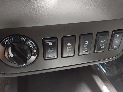 Used 2018 Nissan Frontier PRO-4X AWD/4WD image 19