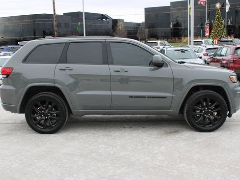 Used 2022 Jeep Grand Cherokee Laredo X image 4