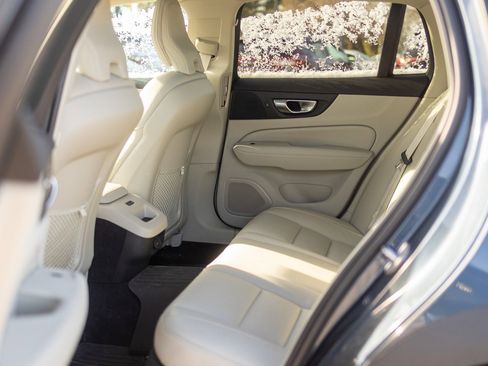 Used 2024 Volvo V60 B5 Cross Country Plus w/ Protection Package Premier image 32