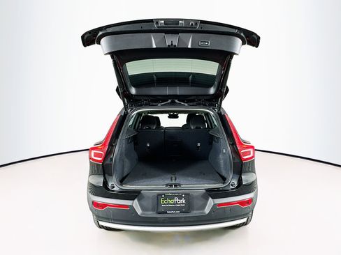 Used 2025 Volvo XC40 B5 Plus image 30