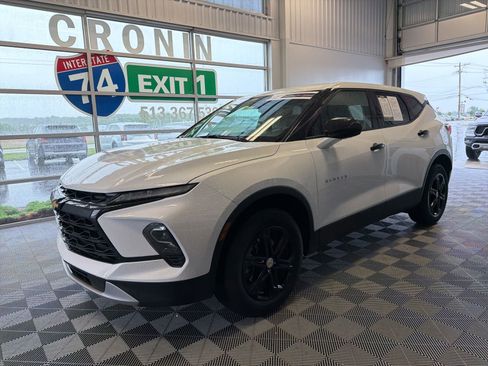Used 2025 Chevrolet Blazer LT FWD image 3