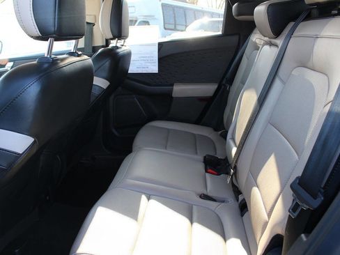 Used 2020 Ford Escape Titanium image 9