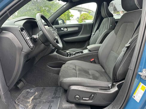 Certified 2025 Volvo XC40 B5 Plus AWD/4WD image 20