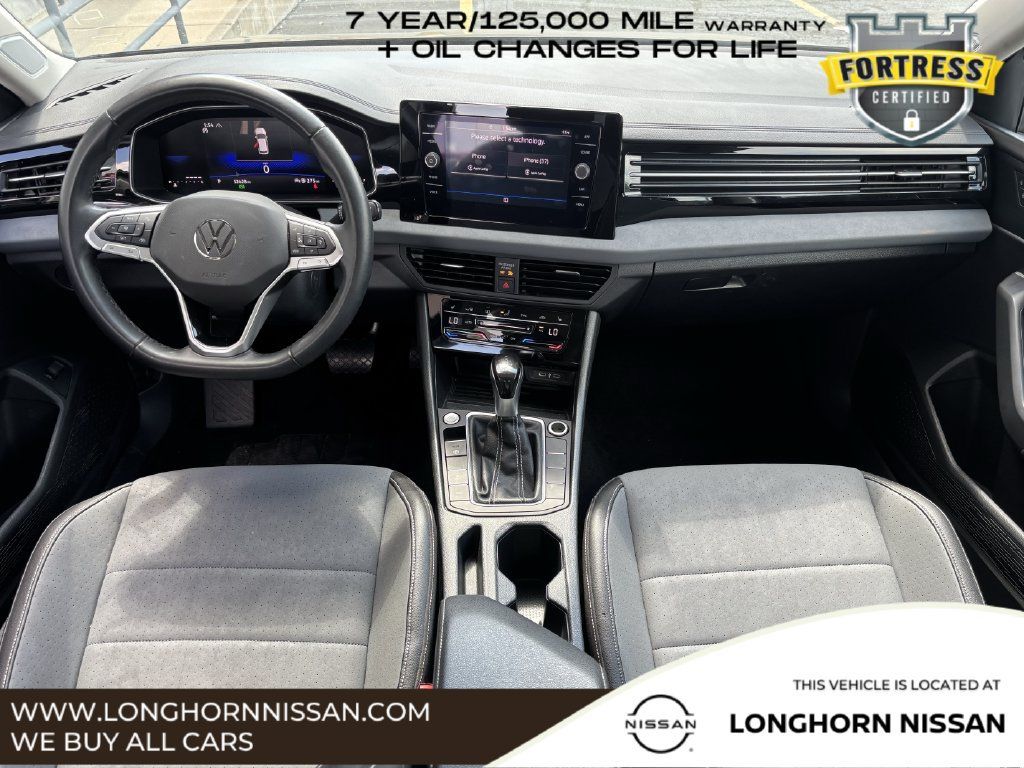Used 2025 Volkswagen Jetta SE FWD image 9