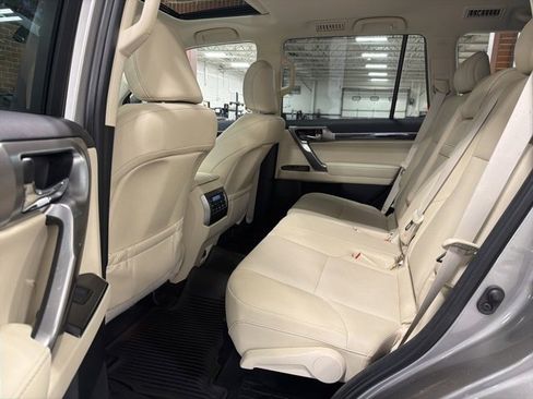 Used 2023 Lexus GX 460 Premium w/ Premium Package image 33
