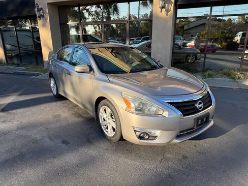 Used 2015 Nissan Altima 2.5 SV w/ Convenience Package image 1