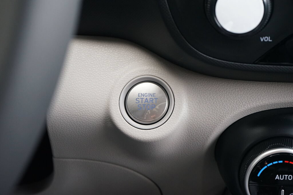 Used 2025 Hyundai Venue SEL FWD image 15
