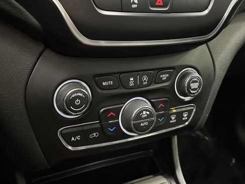 Used 2020 Jeep Cherokee Latitude Plus w/ Comfort/Convenience Group image 22