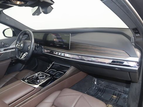 Used 2023 BMW 740i w/ Parking Assistance Package image 57