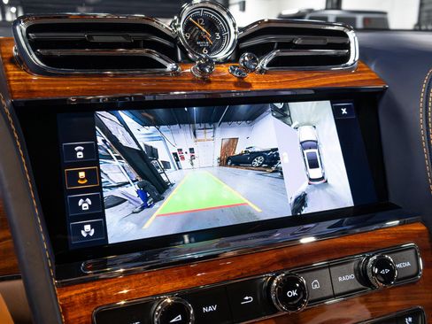 Used 2021 Bentley Bentayga w/ First Edition Specification image 10