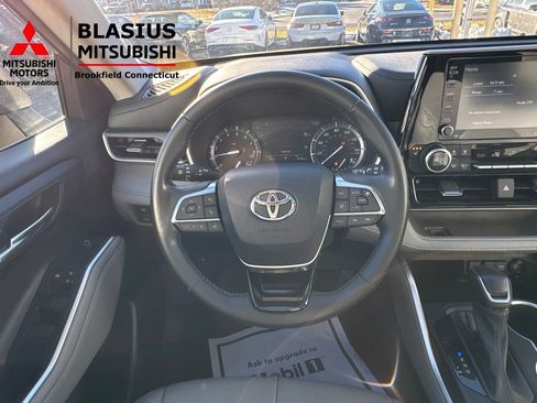 Used 2021 Toyota Highlander XLE image 28