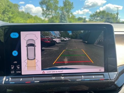 Certified 2025 Volkswagen Atlas SE w/ Panoramic Sunroof Package AWD/4WD image 18