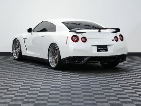 Used 2015 Nissan GT-R Black Edition image 8
