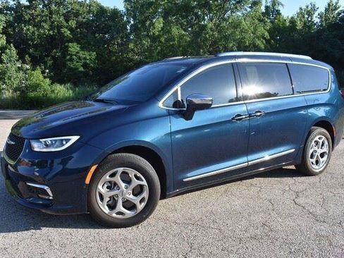 Used 2021 Chrysler Pacifica Limited w/ Uconnect Theater Family Group AWD/4WD image 13