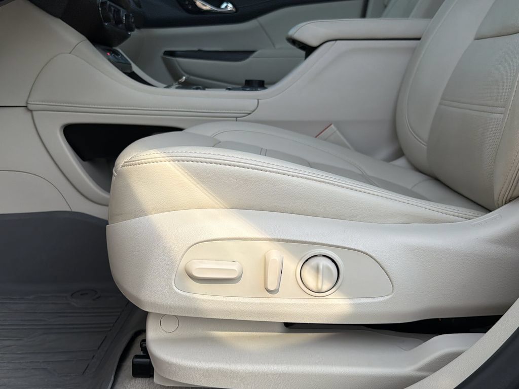 Used 2021 GMC Acadia Denali w/ Denali Technology Package FWD image 24