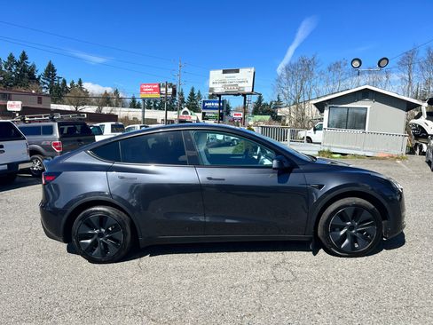 Used 2025 Tesla Model Y Long Range image 2