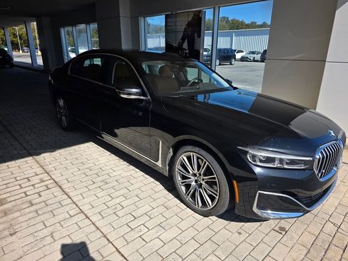 Used 2020 BMW 740i w/ Premium Package image 8
