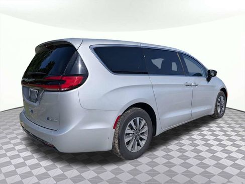 Used 2024 Chrysler Pacifica Limited FWD image 3