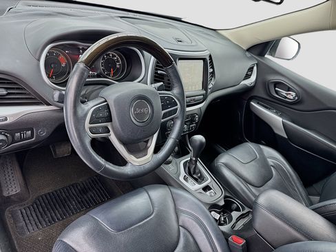 Used 2017 Jeep Cherokee Overland AWD/4WD image 7