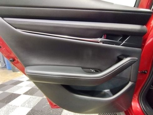 Used 2021 MAZDA MAZDA3 Hatchback w/Premium Plus Pkg image 39