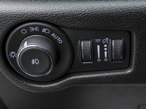 Used 2024 Chrysler Pacifica Premium image 13