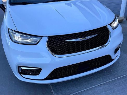 Used 2023 Chrysler Pacifica Touring-L image 29