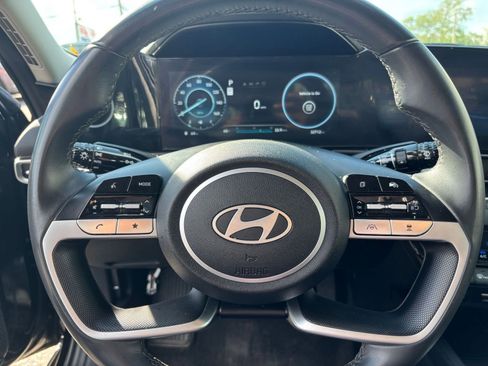 Used 2025 Hyundai Elantra SEL FWD image 28