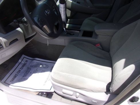Used 2009 Toyota Camry LE FWD image 2