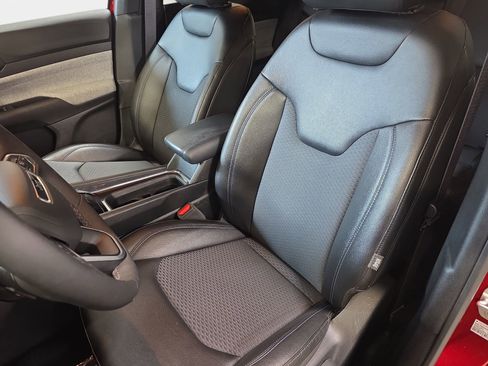 Used 2025 Jeep Compass Latitude image 15