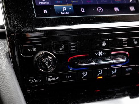 Used 2023 Jeep Grand Cherokee Altitude image 31