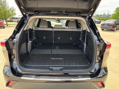 Used 2023 Toyota Highlander LE AWD/4WD image 17