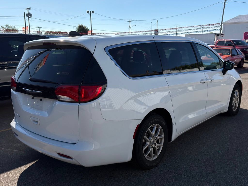 Used 2024 Chrysler Voyager LX FWD image 7