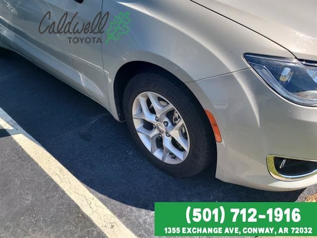 Used 2017 Chrysler Pacifica Touring Plus w/ Tire & Wheel Group FWD image 34