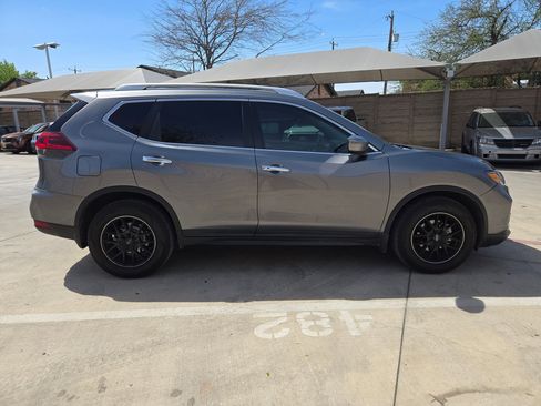 Used 2019 Nissan Rogue SV image 2