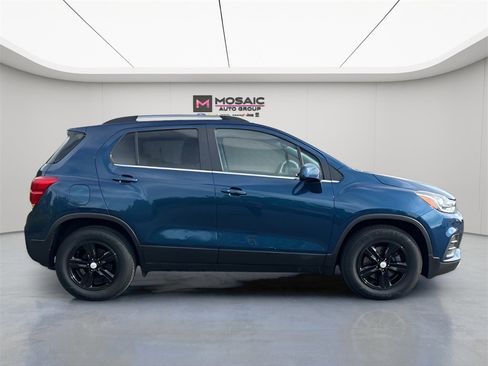 Used 2020 Chevrolet Trax LT w/ LT Convenience Package image 8