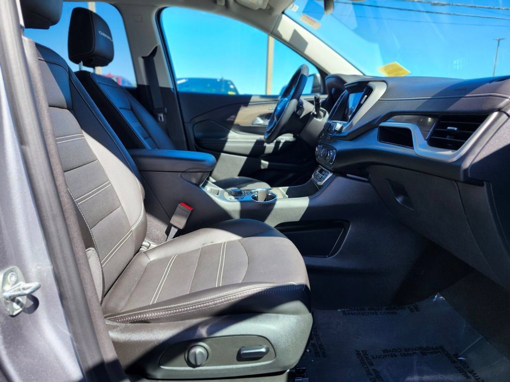 Used 2024 GMC Terrain Denali w/ Denali Premium Package AWD/4WD image 9