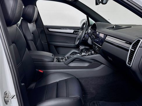 Used 2023 Porsche Cayenne Platinum Edition image 6