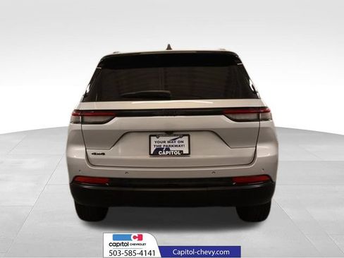 Used 2025 Jeep Grand Cherokee Altitude AWD/4WD image 2