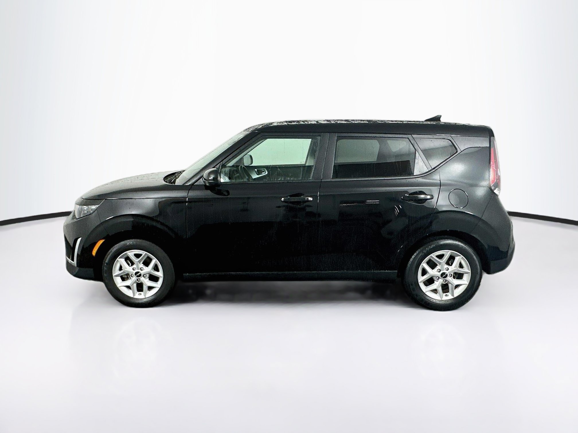 Used 2025 Kia Soul LX w/ LX Technology Package FWD image 4