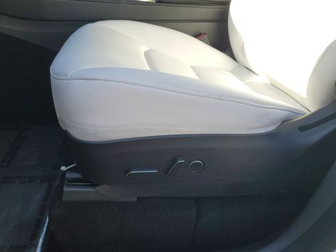 Used 2022 Tesla Model Y Long Range image 23