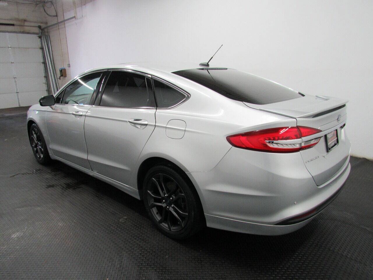 Used 2017 Ford Fusion SE w/ Fusion SE Technology Package FWD image 5