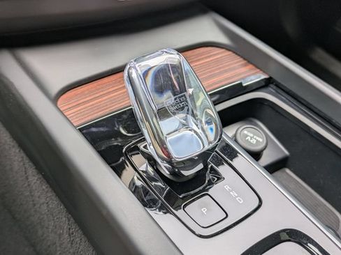 Certified 2024 Volvo XC60 T8 Ultimate AWD/4WD image 19